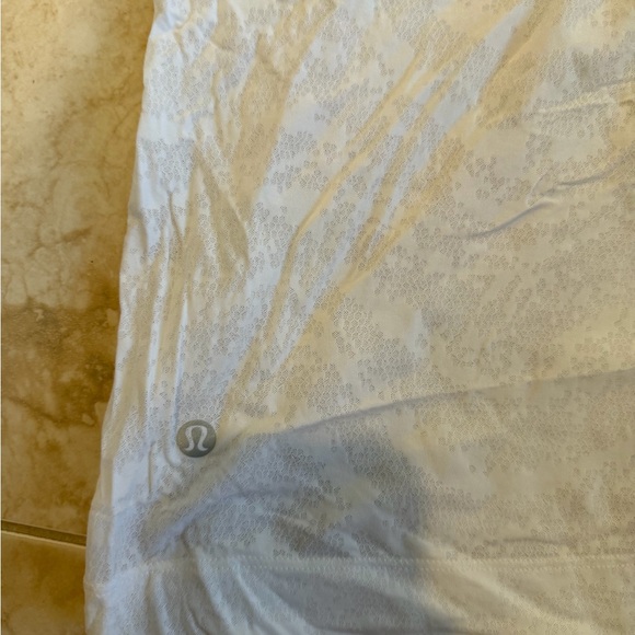 Lululemon women’s white sheer all yours tee size 4 - Picture 4 of 4